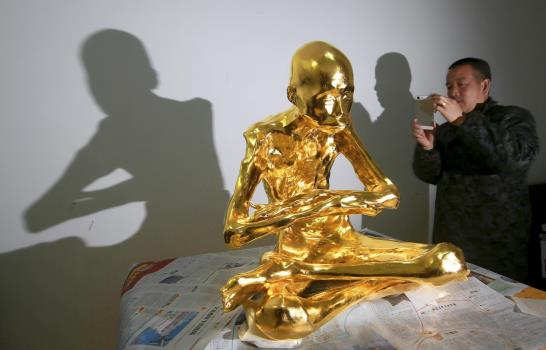 La transformación de humilde monje momificado a una suntuosa escultura de oro