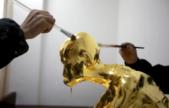 La transformación de humilde monje momificado a una suntuosa escultura de oro