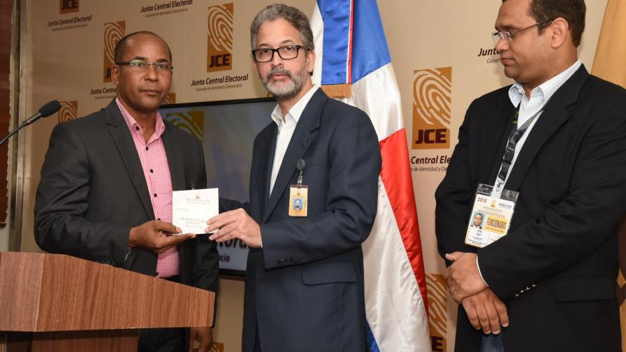 Dan a partidos listas personal para mesas Dan a partidos listas personal para mesas