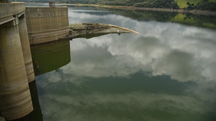 Las lluvias desplazan a 135 personas; suben niveles de las presas