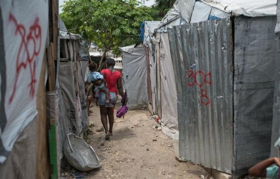 Damnificados por sismo en Haití denuncian penurias y se preparan para lluvias