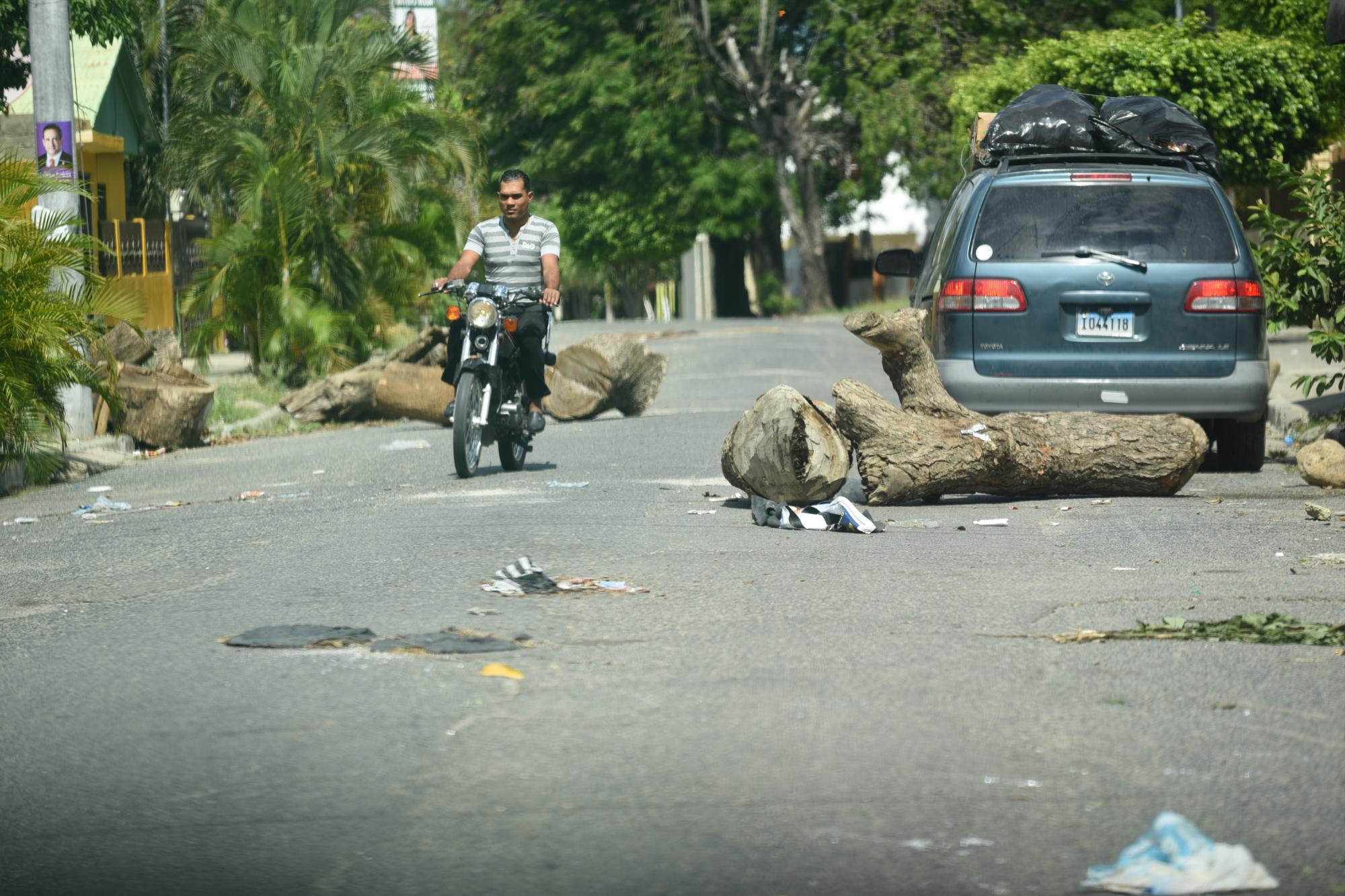 Manifestantes lanzaron desperdicios en las calles, lo que dificultó el tránsito de vehículos. 