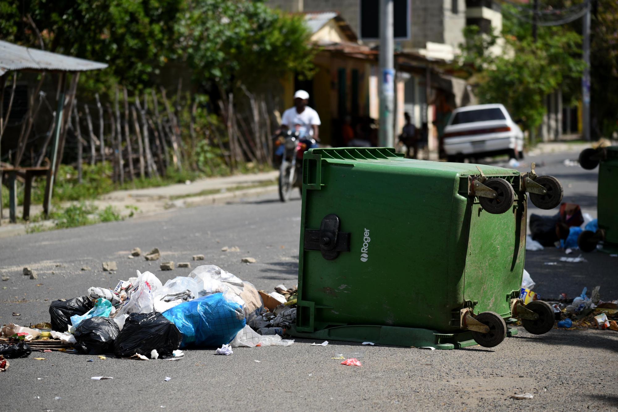 Manifestantes lanzaron desperdicios en las calles, lo que dificultó el tránsito de vehículos. 