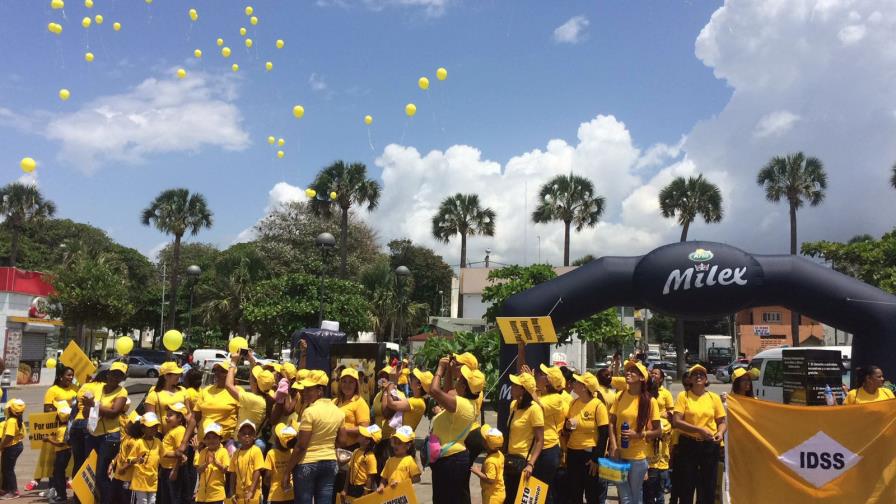 Niños marchan contra el abuso infantil en el Malecón de Santo Domingo