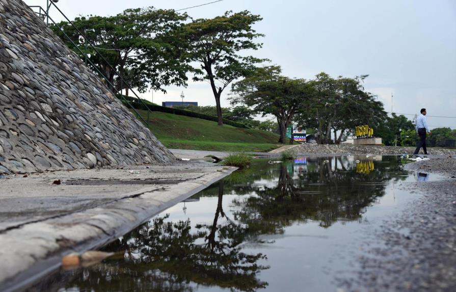 Aguas residuales afectan entorno Monumento Santiago