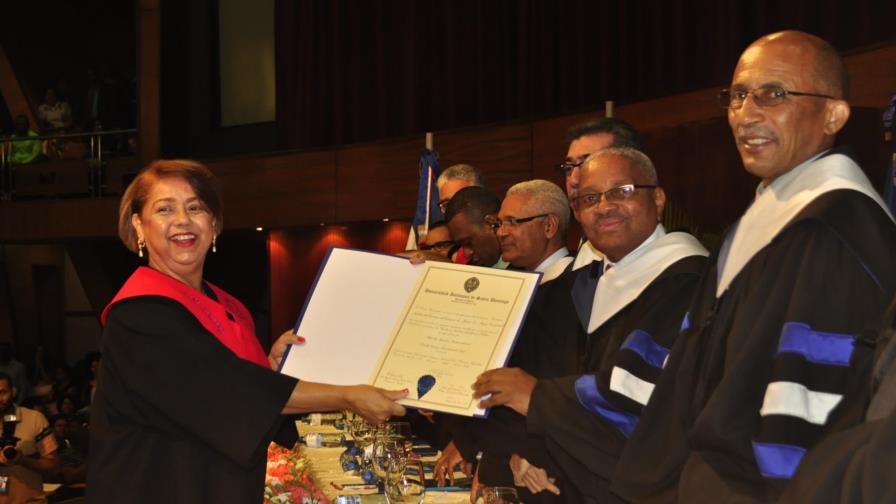  La UASD gradúa a 589 maestros y especialistas durante investidura de postgrado dedicada a Héroes de Abril del 65