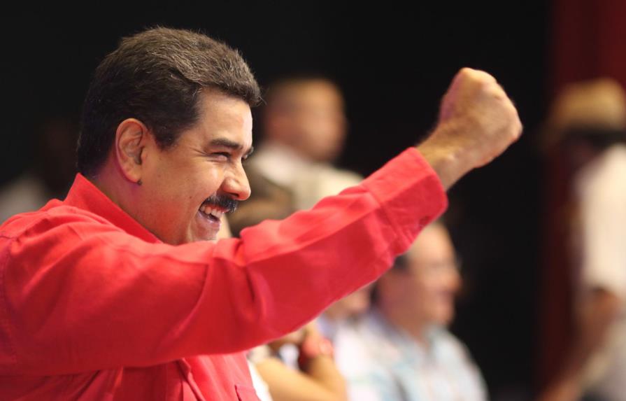 Maduro designa comisión para revisar firmas de la oposición para revocatorio