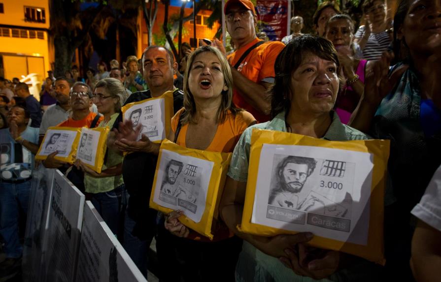 López firma en la cárcel para activar el referendo revocatorio contra Maduro