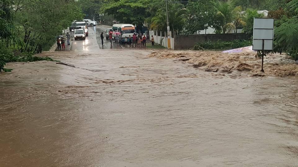 Crecida de río destruye tres viviendas e inunda más de 150 en Gaspar Hernández 