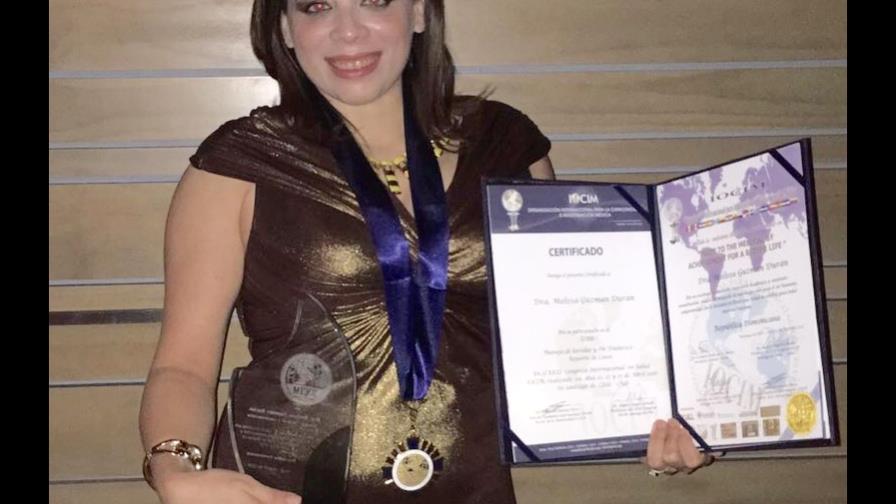 Cirujana dominicana recibe premio internacional por excelente práctica en salud 