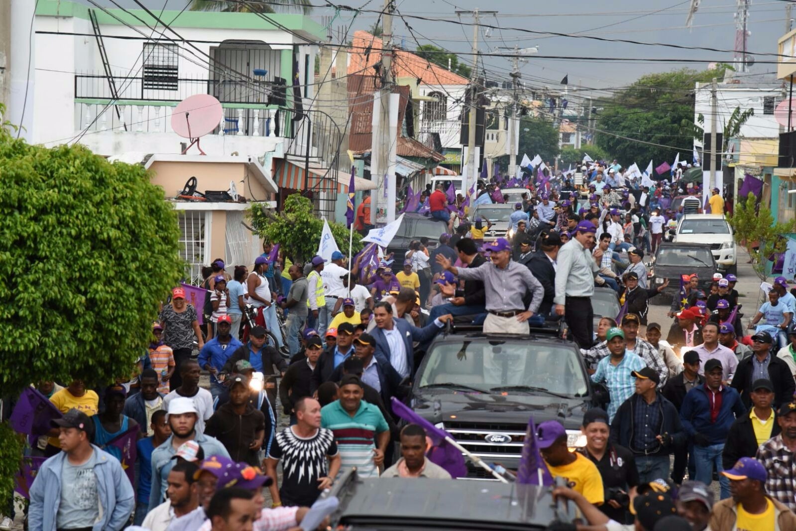 El presidente Medina durante caravana , junto a el expelotero Sammy Sosa 