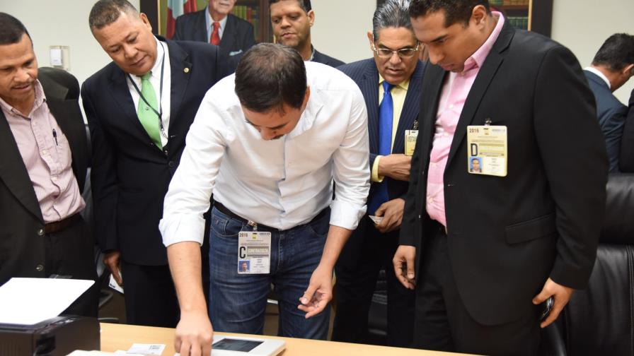 El conteo de los votos enfrenta a la oposición y la JCE