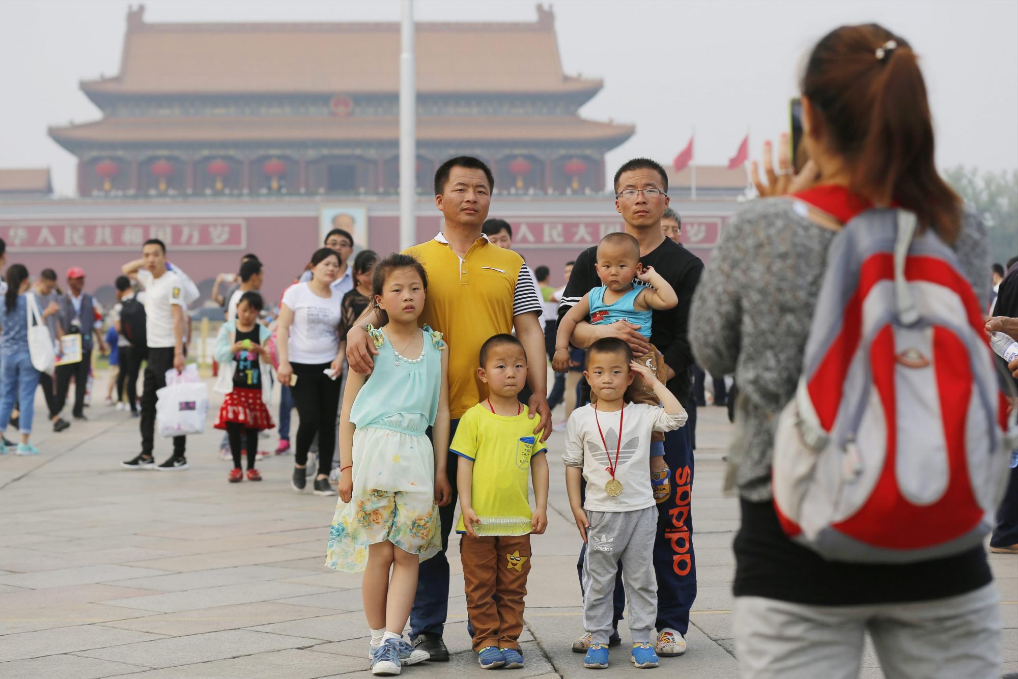 BEIJING. Turistas posan para una fotografía en la Plaza Tiananmen durante el Día del Trabajador en China. El feriado por el Día Internacional del Trabajo empieza el 30 de abril y termina el 2 de mayo.