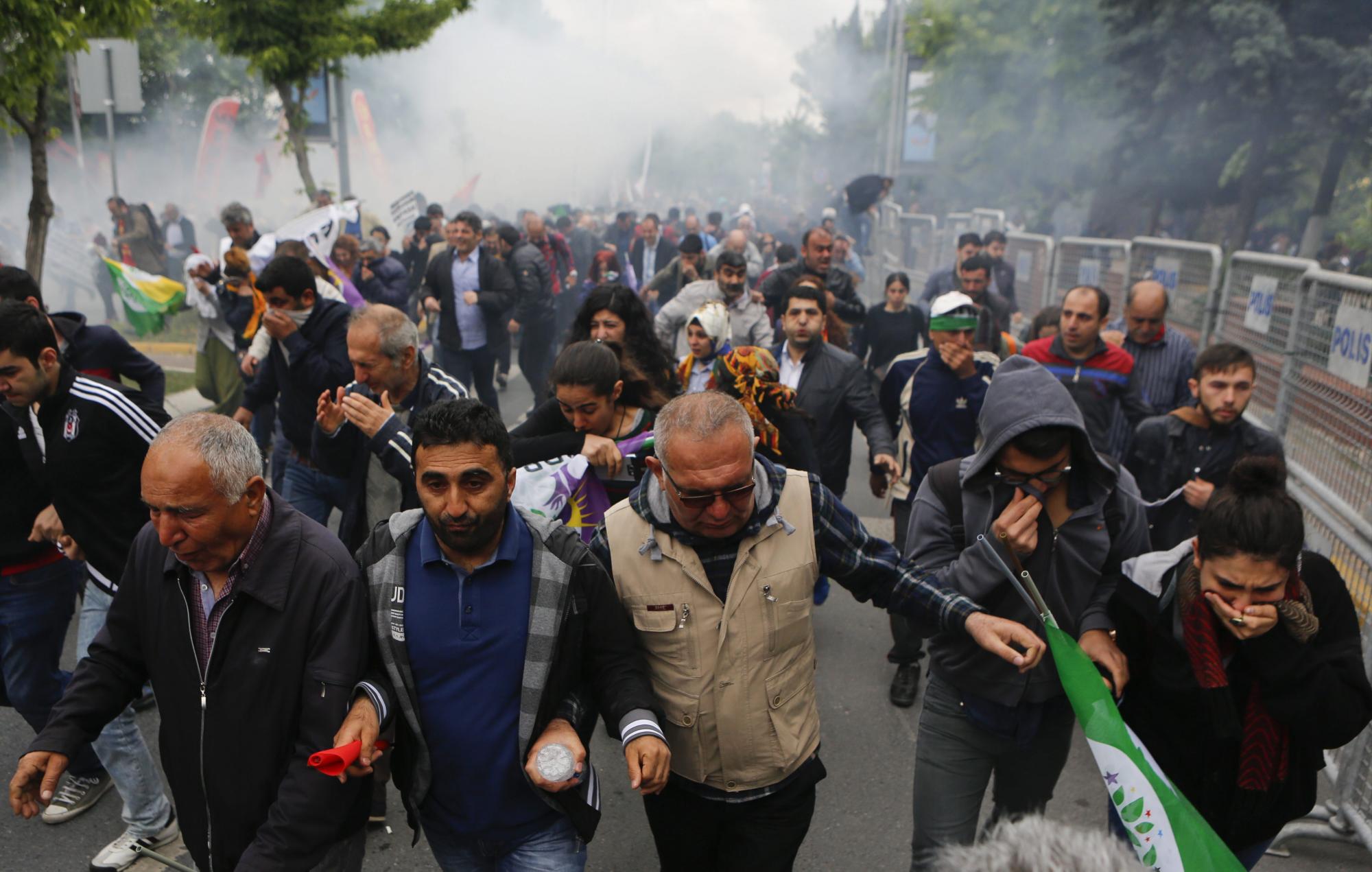 ESTAMBUL. Manifestantes corren de los gases lacrimógenos durante una manifestación por el Día Internacional de los Trabajadores en Turquía. 