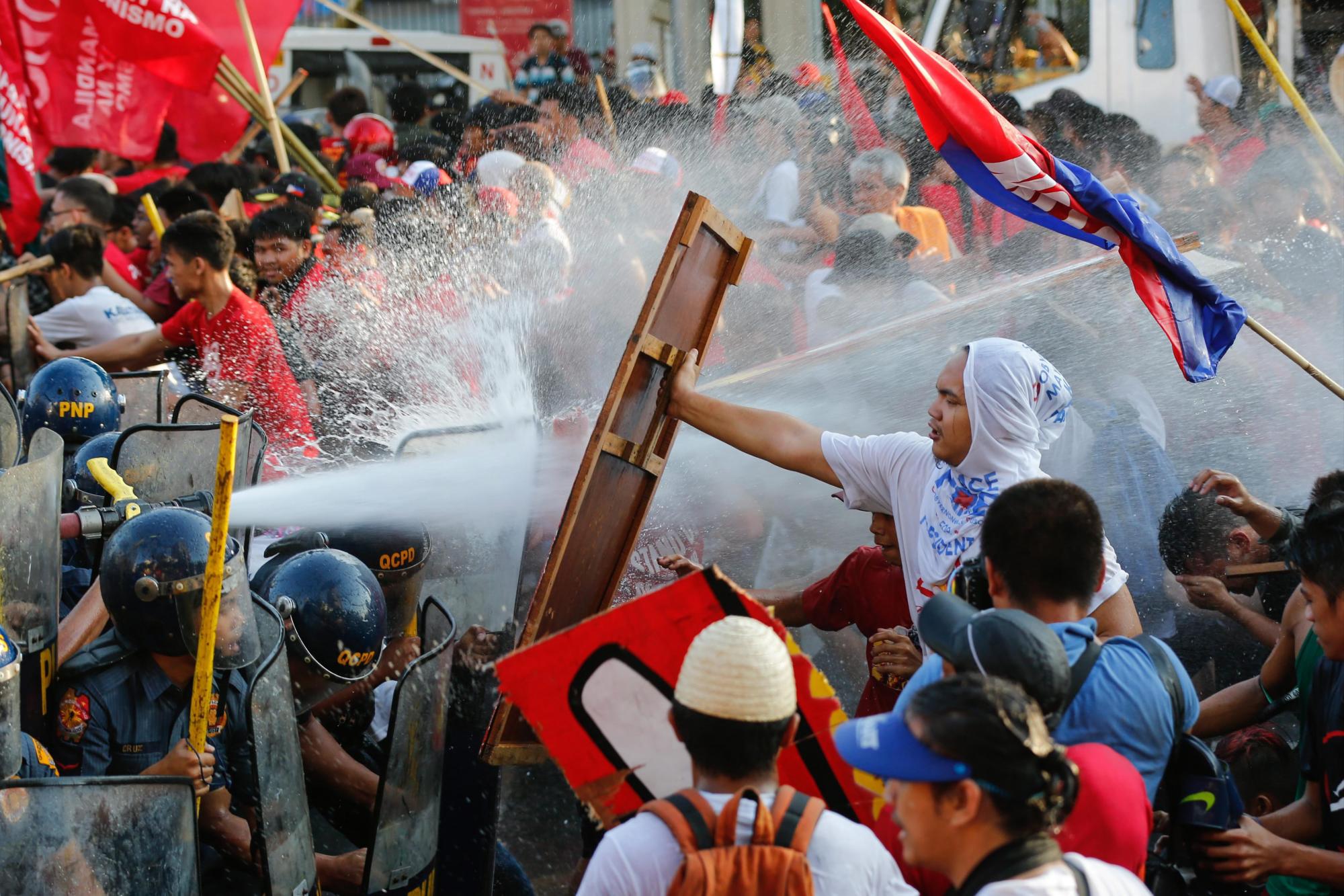 MANILA. La policía antidisturbios rocía agua contra manifestantes durante una marcha por el Día Internacional de los Trabajadores próximo a la Embajada de los Estados Unidos en Manila, Filipinas.