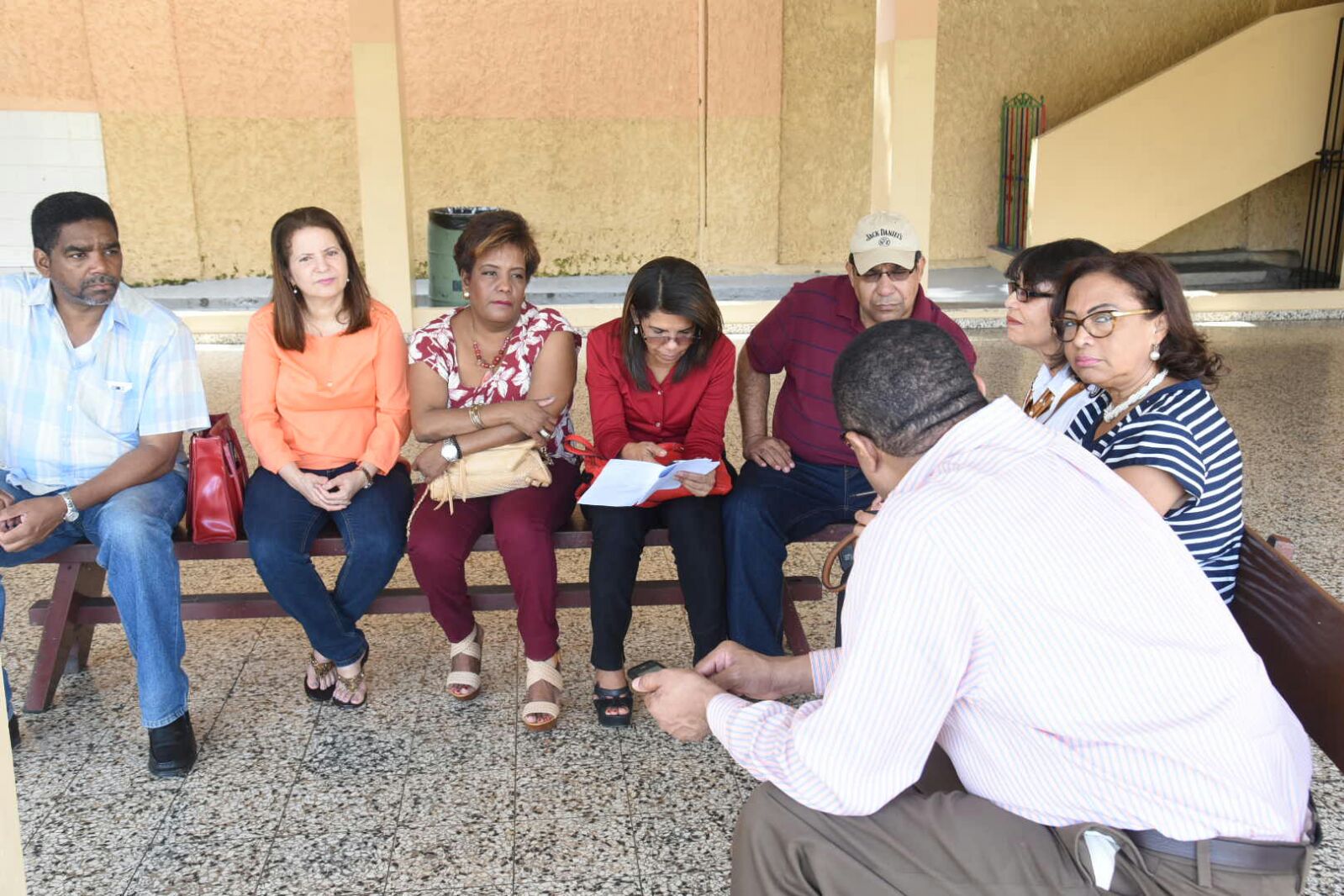 Representantes del PLD en el colegio San Juan Bosco mientras esperaban a las 9:50 de la mañana la llegada de los técnicos de la JCE.
