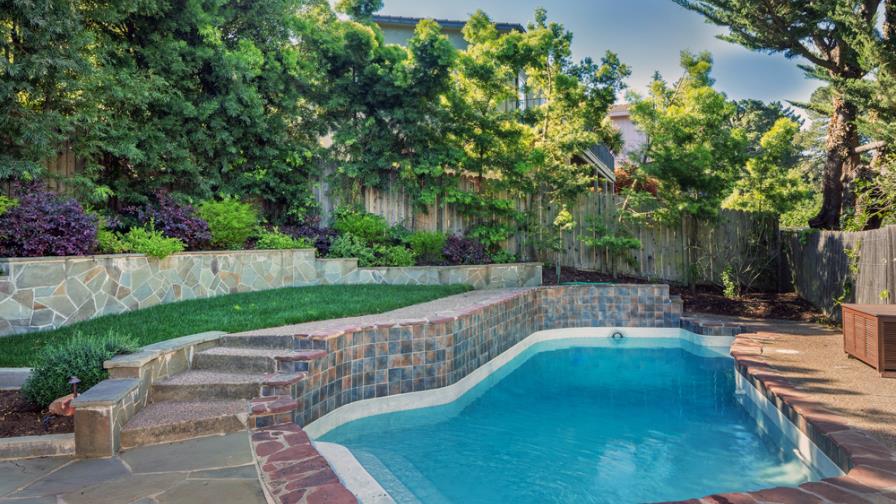 Hombre muere al lanzarse en piscina y caer de cabeza