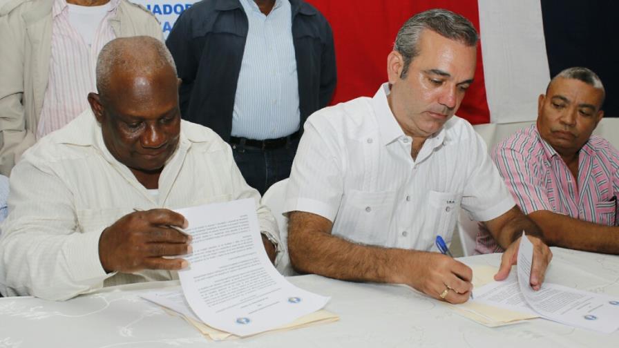 Luis Abinader firma pacto con líderes movimiento sindical para mejorar condiciones de los trabajadores