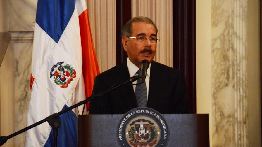 Danilo felicita a los trabajadores y promete seguir generando empleos