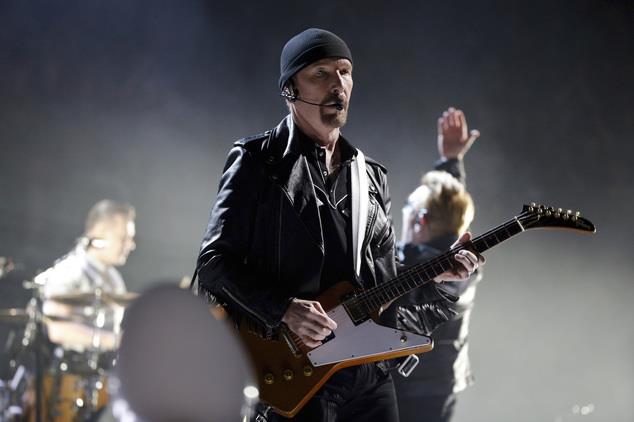 Roquero The Edge, guitarrista de U2, toca en la Capilla Sixtina del Vaticano