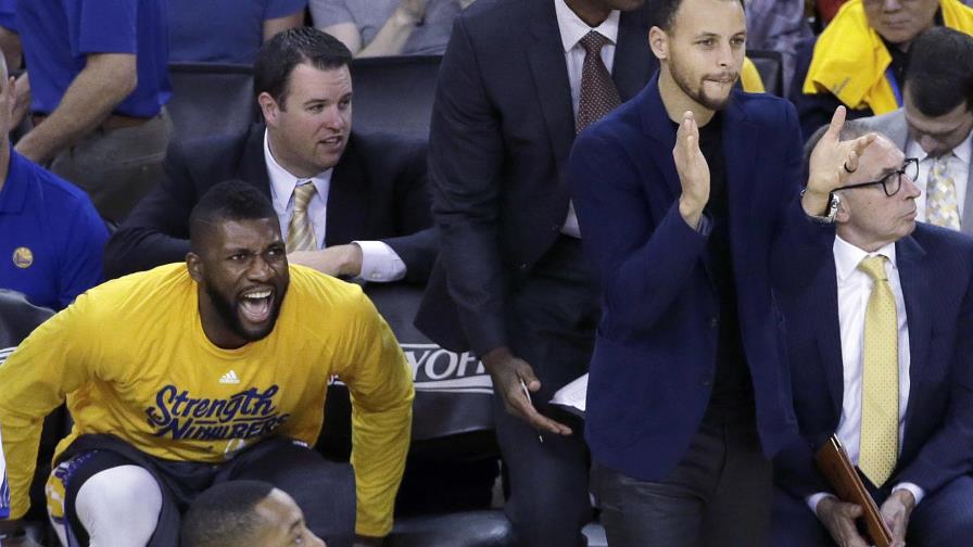 Stephen Curry realiza trabajo ligero tras lesión de rodilla 