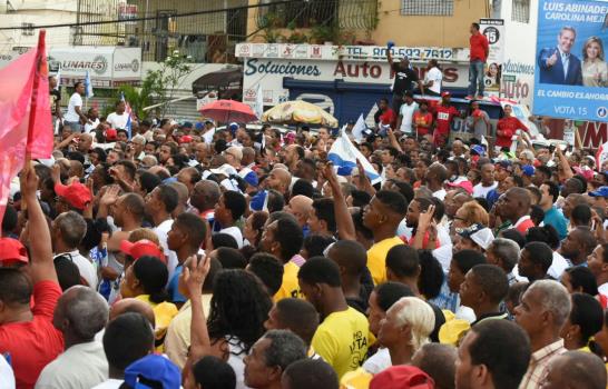 Luis Abinader recorre barrios de la provincia Santo Domingo
