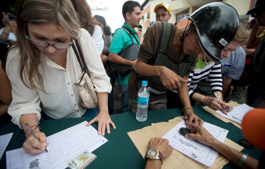 Oposición presentará el martes firmas para activar referendo contra Maduro