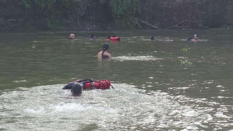 Crecida del río Yaque arrastra a un hombre y sus dos hijos; socorristas buscan a la familia