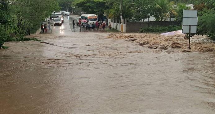COE mantiene el número de afectados por lluvias y reporta colapso de puente