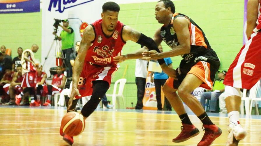 Refuerzos Robert Glenn guía triunfo de Don Bosco: San Sebastián gana primero Refuerzos Robert Glenn guía triunfo de Don Bosco: San Sebastián gana primero