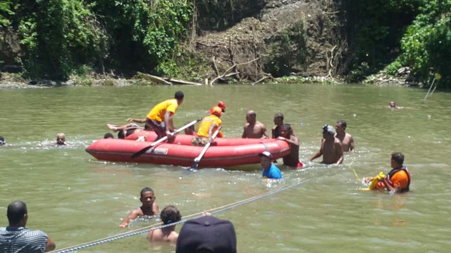 Defensa Civil concluye rescate de los cuerpos de un padre y sus dos hijos en Santiago