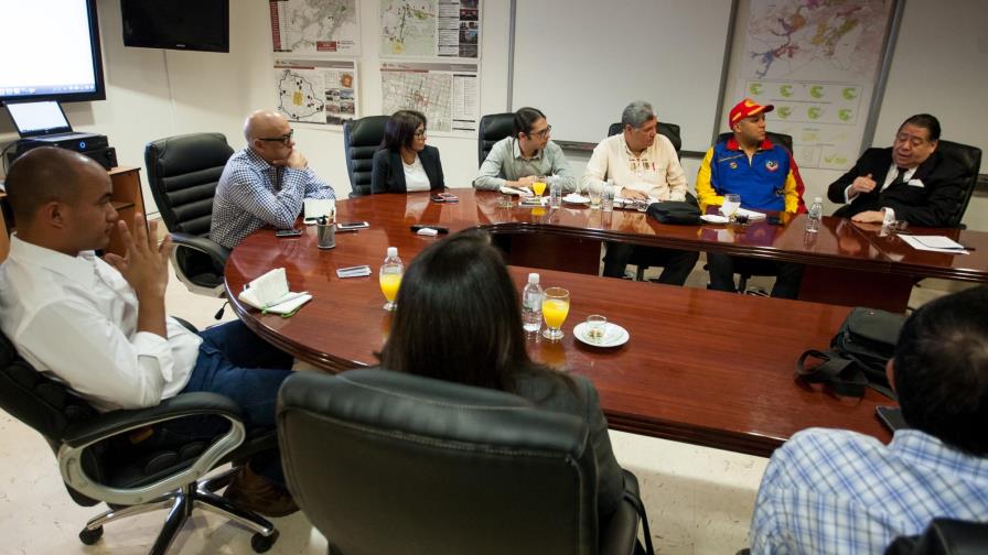 Oposición da paso para revocar Maduro 