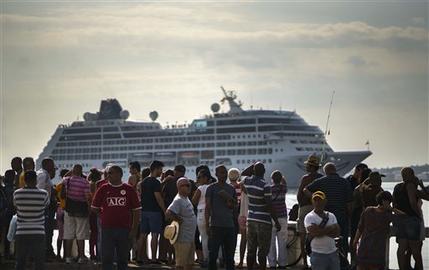 Centenares de personas observan la llegada del crucero Adonia, de la empresa Carnival, mientras llega desde Miami a La Habana, Cuba, el lunes 2 de mayo de 2016.