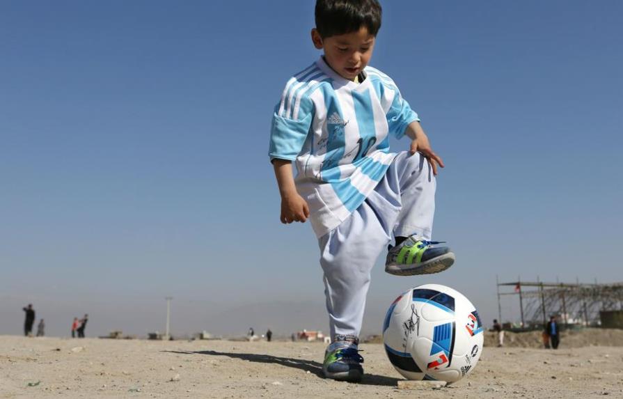 Niño afgano seguidor de Messi deja su país tras amenazas 