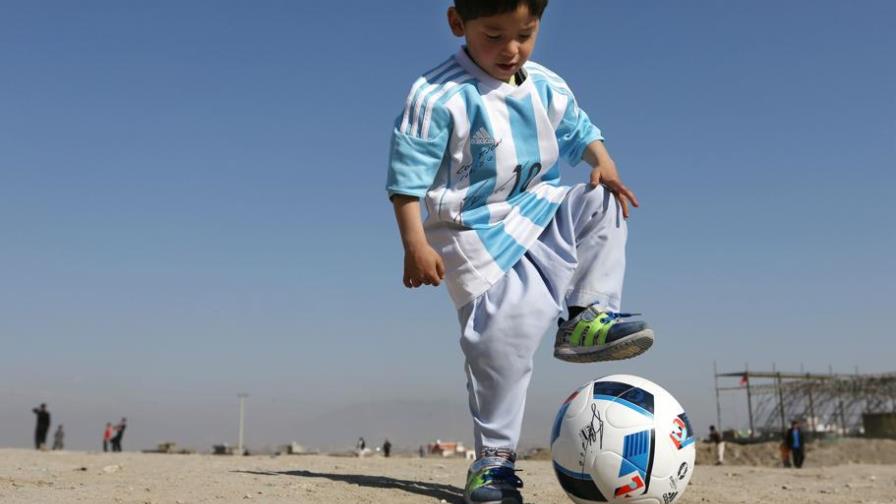 Niño afgano seguidor de Messi deja su país tras amenazas 