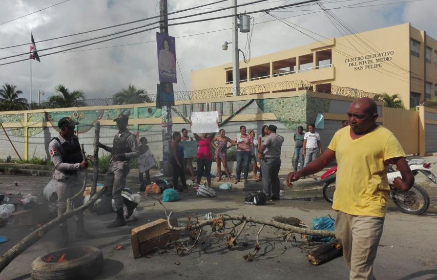 Protestan por reparación de calles en San Felipe de Villa Mella 