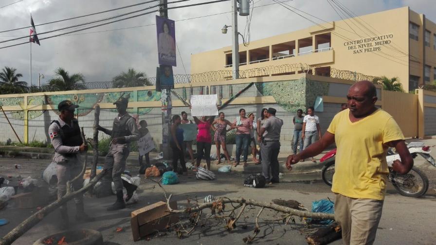 Protestan por reparación de calles en San Felipe de Villa Mella 