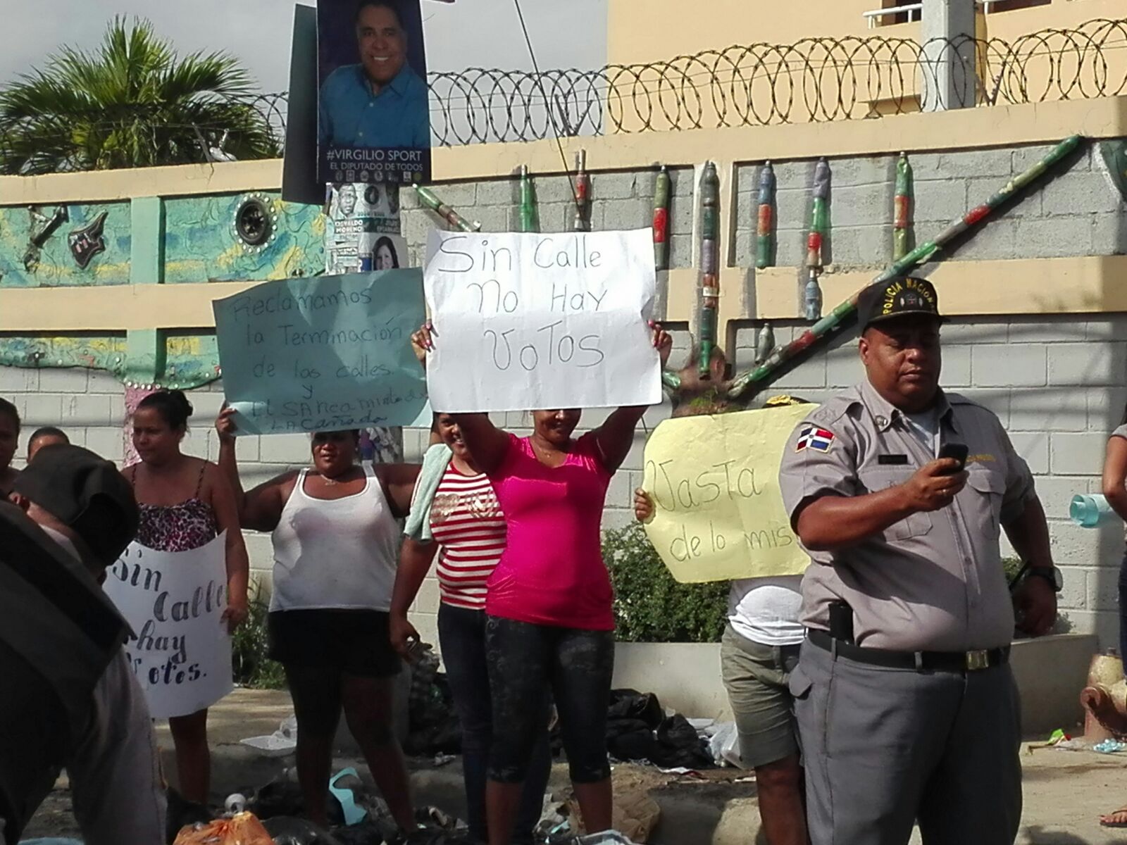 Moradores reclaman arreglo de calles