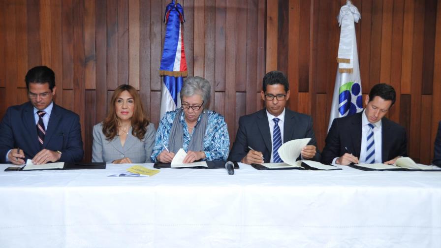 Empresas licoreras se comprometen a aplicar regulación en venta de alcohol 