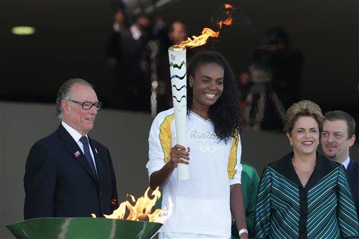 Comienza el relevo de antorcha olímpica en Brasil 
