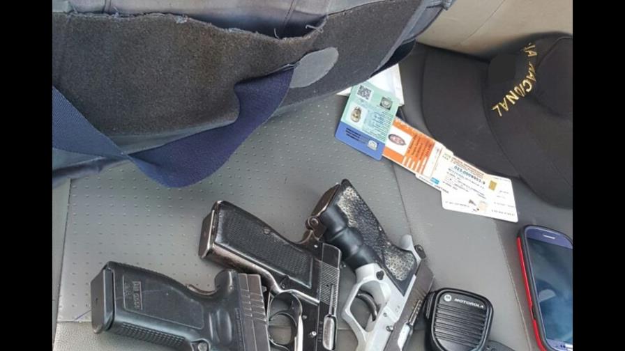 Hombres cometen asalto, escapan y abandonan tres pistolas y dos chalecos