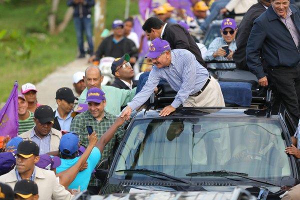  Danilo Medina encabeza caravana en Nagua