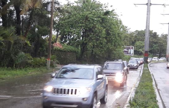 Residentes en el Distrito Nacional se quejan por las inundaciones en las principales vías