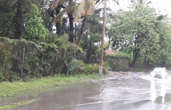Residentes en el Distrito Nacional se quejan por las inundaciones en las principales vías