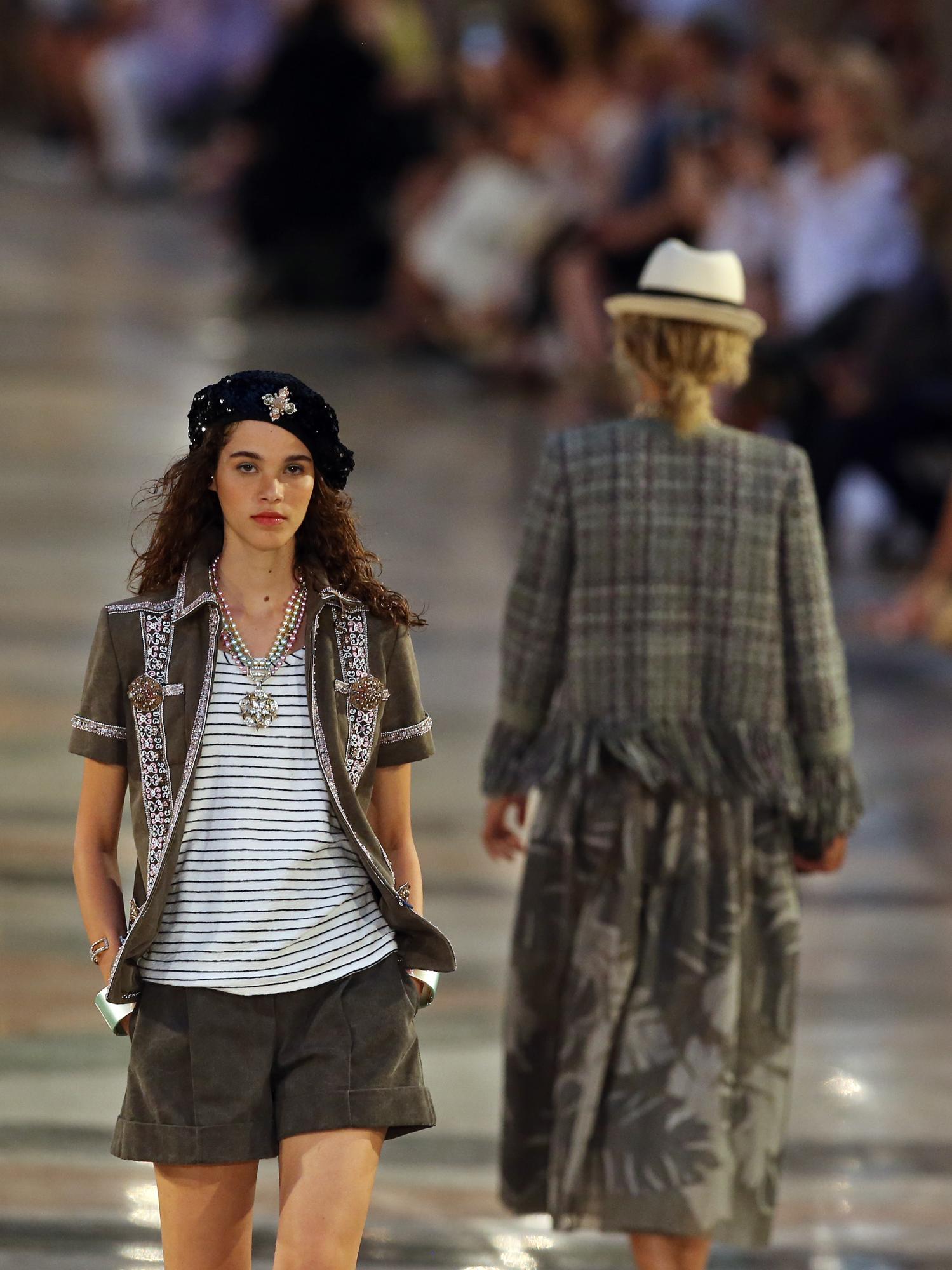 Modelos lucen prendas de Chanel durante su primera pasarela en Cuba.