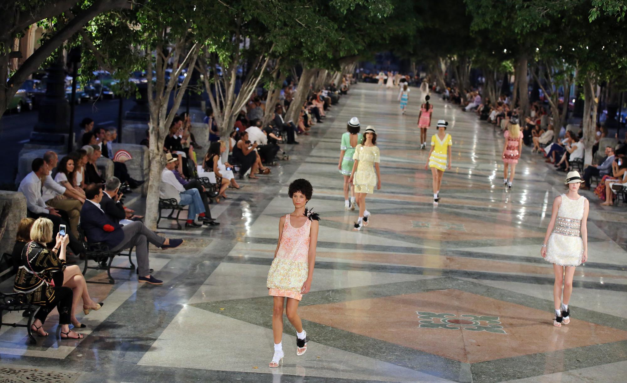 Sin perder el sello Chanel las prendas bordadas de lentejuelas también estuvieron presentes. 