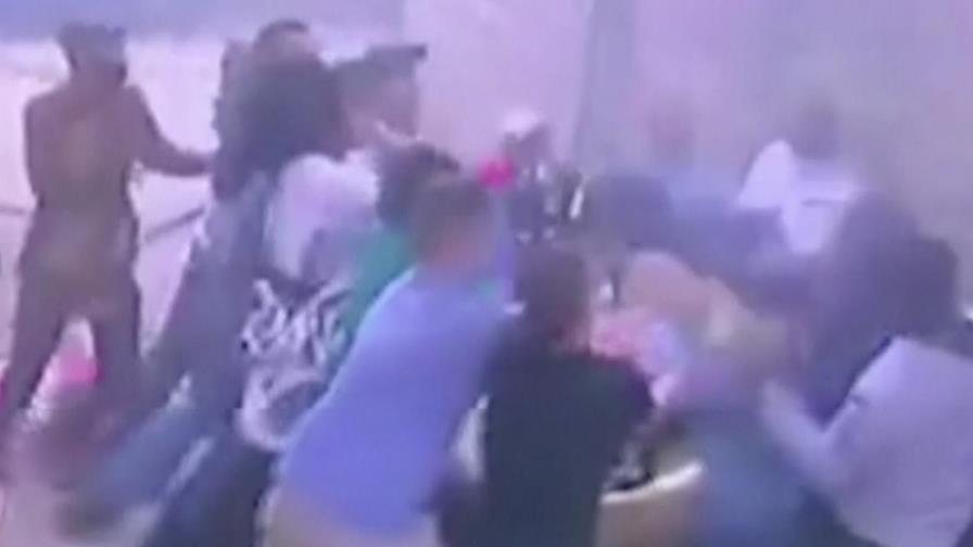 Madre y 3 hijitos saltan de edificio en llamas y sobreviven 