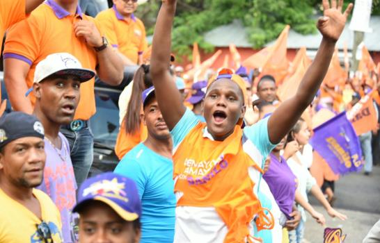 Candidato Danilo Medina busca apoyo electoral en recorrido por Monte Plata 