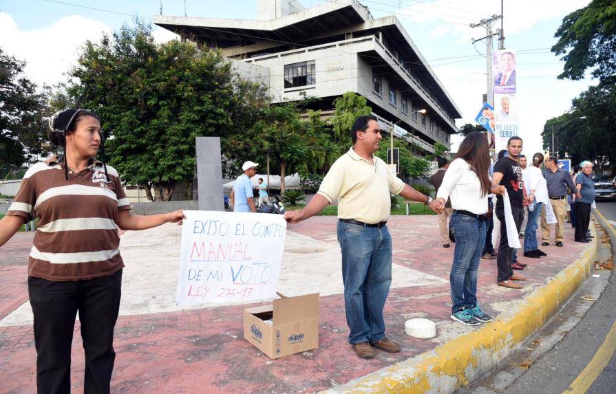 Realizan cadena humana en Santiago para exigir  el conteo manual de votos en  todos los niveles