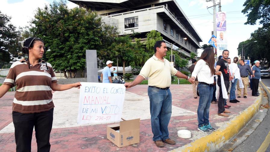Realizan cadena humana en Santiago para exigir  el conteo manual de votos en  todos los niveles